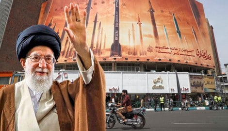 Irans geistliches Oberhaupt Ayatollah Ali Khamenei ist seit 35 Jahren an der Macht und seit Freitag 85 Jahre alt. Er lässt den Raketen- und Drohnenüberfall auf Israel, bei dem keines der todbringenden Geschoße das Ziel erreicht hat, als seinen großen Sieg feiern. (Bild: Krone KREATIV, EPA, Viennareport)