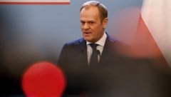 Der polnische Ministerpräsident sieht mit Blick auf die zahlreichen Russland-Verstrickungen langsam rot. (Bild: APA/AFP/Sergei GAPON)