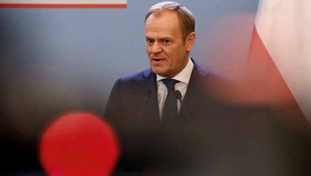 Der polnische Ministerpräsident sieht mit Blick auf die zahlreichen Russland-Verstrickungen langsam rot. (Bild: APA/AFP/Sergei GAPON)