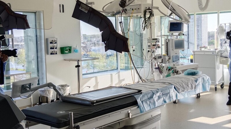 Operating theater in Antwerp hospital with large panoramic windows (Bild: Andrea Kloimstein)