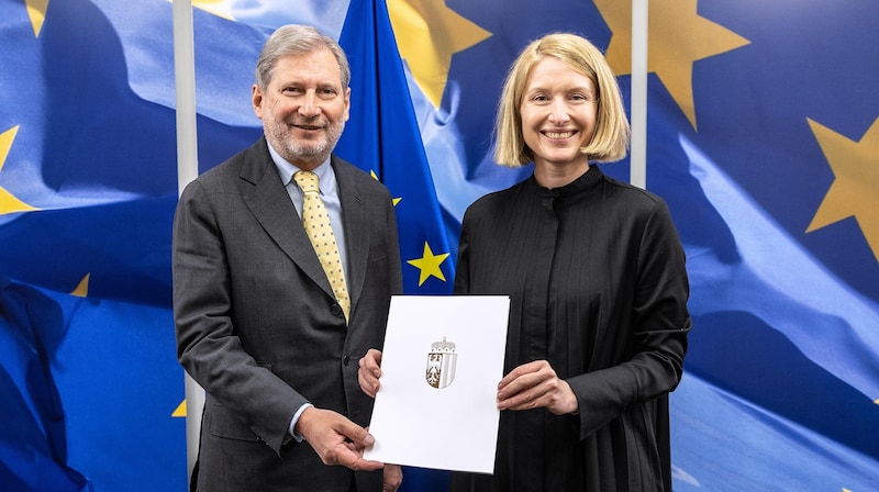 Christine Haberlander übergab EU-Kommissar Johannes Hahn oö Forderungspapier (Bild: TINA GERSTMAIR)