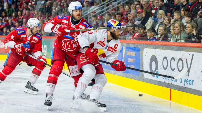 Die Kapitäne im Zweikampf: Thomas Hundertpfund (KAC) und Thomas Raffl (Salzburg).