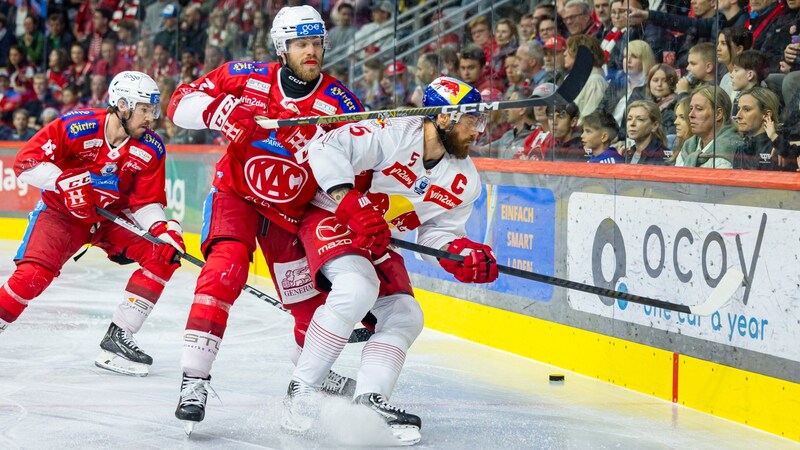 Die Kapitäne im Zweikampf: Thomas Hundertpfund (KAC) und Thomas Raffl (Salzburg). (Bild: GEPA pictures)