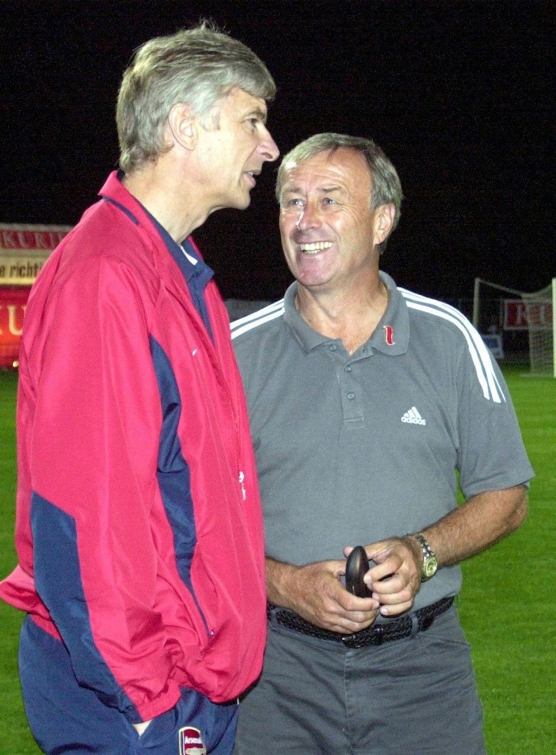 Arsene Wenger und Josef Hickersberger bei einem kleinen „Plauscherl“. (Bild: Haenlein)