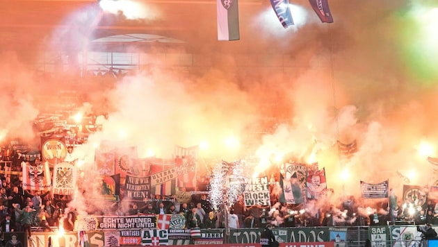 SK Rapid fans set off pyro flares (Bild: Sepp Pail)