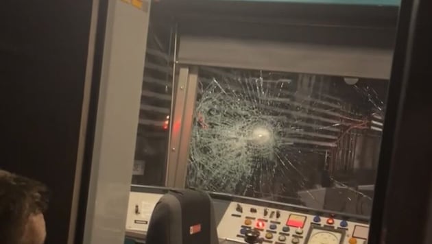 On Friday evening, a Vienna subway train crashed into a construction site carriage. (Bild: Leserreporter)
