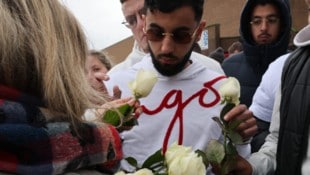 Trauermarsch für einen ermordeten 22-Jährigen in Frankreich (Bild: AFP)