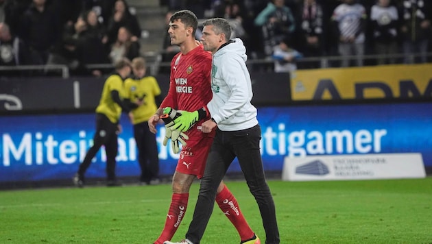 Robert Klauß comforted his goalkeeper directly after the game. (Bild: Sepp Pail)