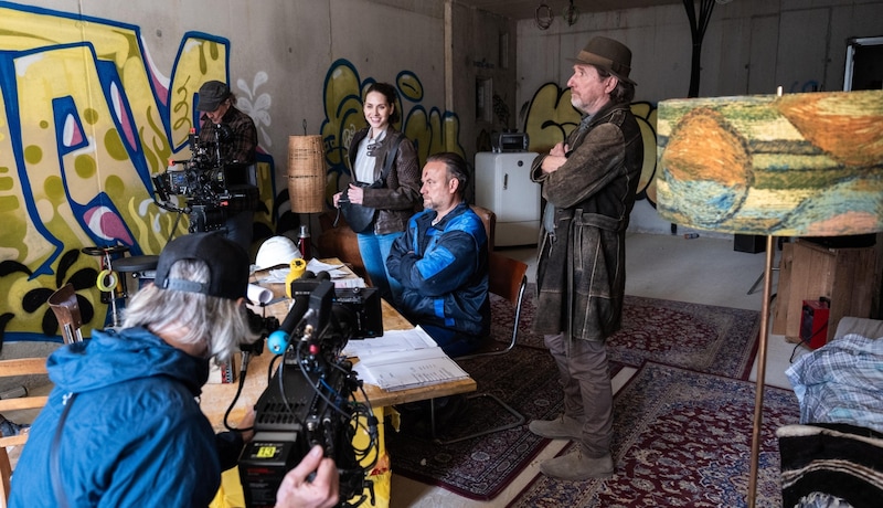 Fanny Kraus und Michael Fitz (stehend) übernehmen wieder die TV-Ermittlungen. (Bild: Satel Film/ Lisa Kutzelnig)