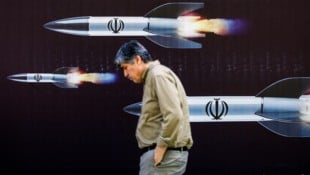 Israel und der Iran sind entschlossen, den Schlagabtausch kleinzureden. (Bild: APA/AFP)