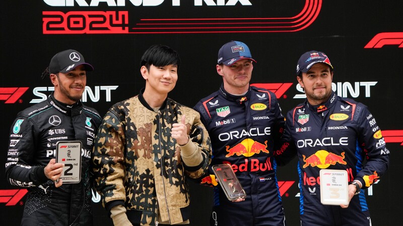 Lewis Hamilton, Sänger JJ Lin, Max Verstappen und Sergio Perez (v. l. n. r.) (Bild: Copyright 2024 The Associated Press. All rights reserved)