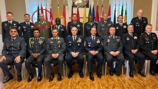 Generalmajor Gerfried Promberger (3. v. re.) bei der internationalen Ehrenzeremonie der US- ...