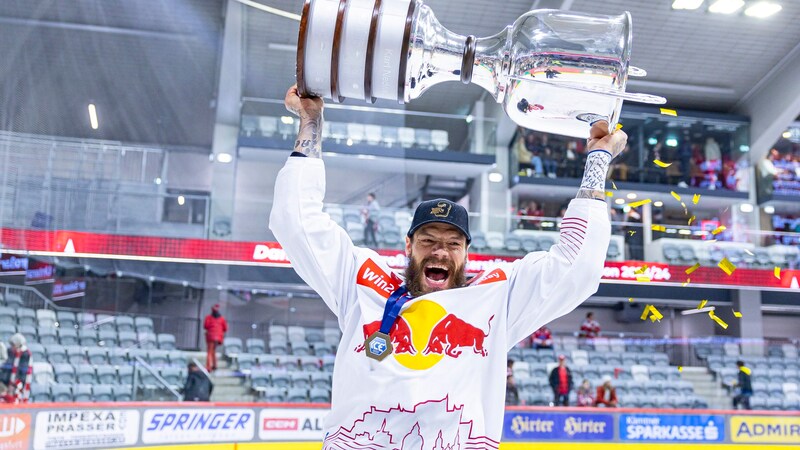 Salzburgs Thomas Raffl jubelt mit dem Meisterpokal. (Bild: GEPA pictures)