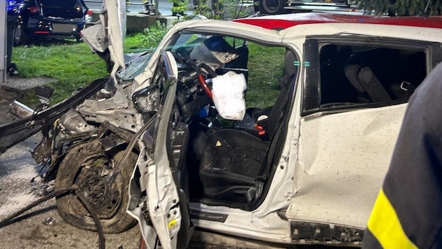Das Auto des Slowenen erlitt einen Totalschaden. (Bild: FF Feistritz ob Bleiburg)