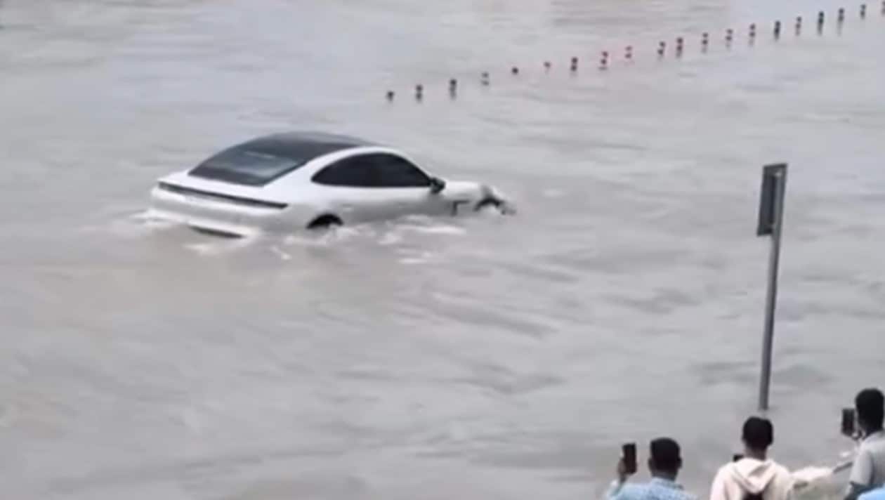 Will it make it? - Porsche Taycan swims through the Dubai floods | krone.at