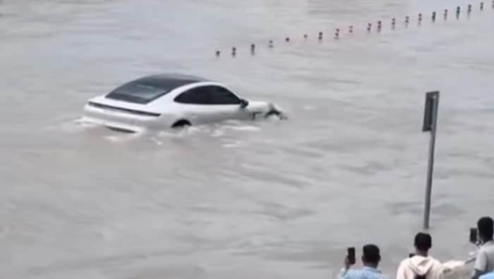 Hier schwimmt der Porsche Taycan ohne Bodenhaftung.