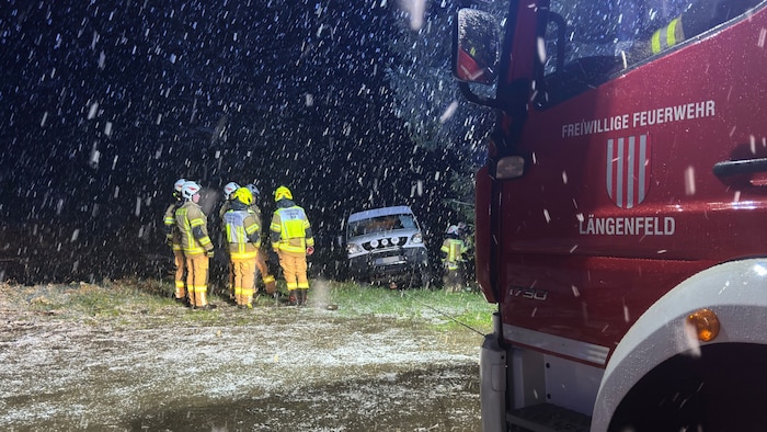 Die alarmierte Feuerwehr sicherte den Campingbus.