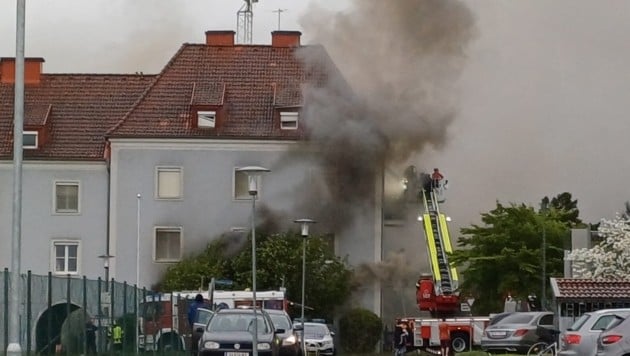 Dichter Rauch drang aus dem Haus. (Bild: FF Trimmelkam)