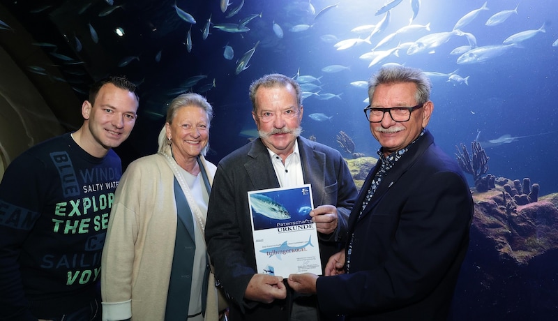 Ein Bläuel kommt selten alleine: Wirt Frank mit Frau Ingrid und Sohn Georg bekam von „Haus des Meeres“-Direktor Michael Mitic (rechts) die Fischpaten-Urkunde überreicht. (Bild: KRISTIAN BISSUTI)