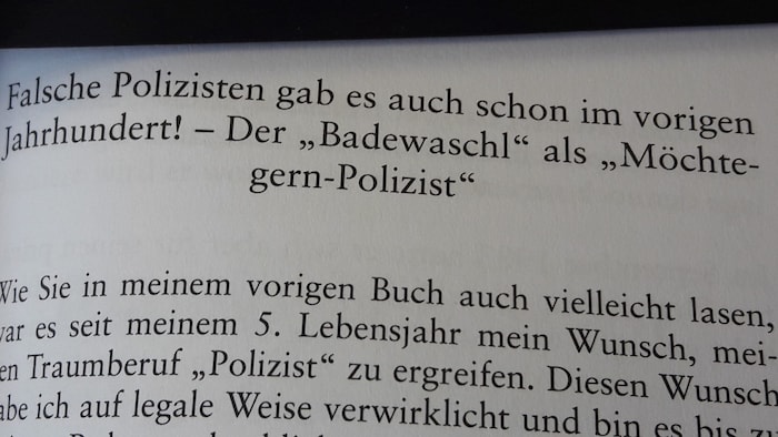 Auszug aus „Funktselle! Kripo Penzig übernimmt“: Ein vorbestrafter Bademeister gab sich als  Polizist aus und perlustrierte Jugendliche vor einer Diskothek.
