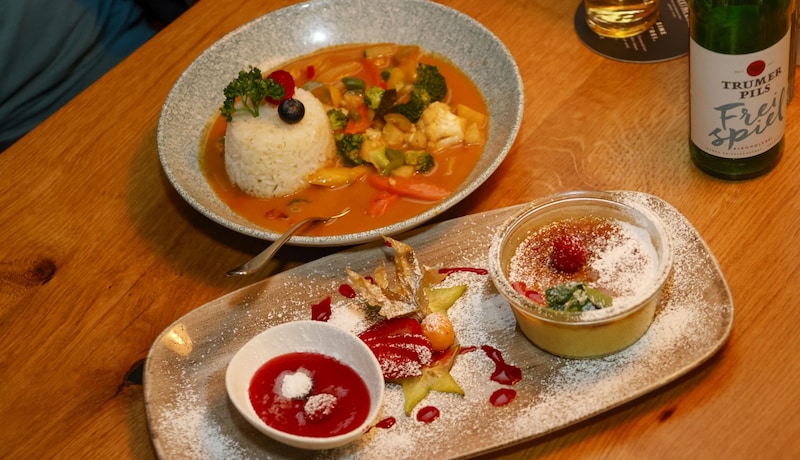 Beim Interview gab es ein vegetarisches Curry und Crème brûlée mit Hafermilch zum Probekosten. (Bild: Tschepp Markus)