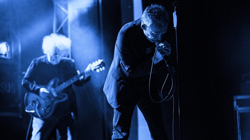 Die Gebrüder Reid (William an der Gitarre, Jim am Mikro) von The Jesus And Mary Chain zeigten sich routiniert, aber ohne Biss. (Bild: David Visnjic / donaufestival)