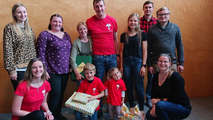 Für Magdalena gab es auch ein Packerl. Die Freude war groß.