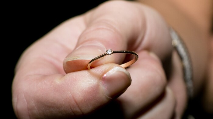 Ohne diesen Ring, den Kiana zum zehnten Geburtstag bekommen hat, fühlt sich die Schülerin fast ...