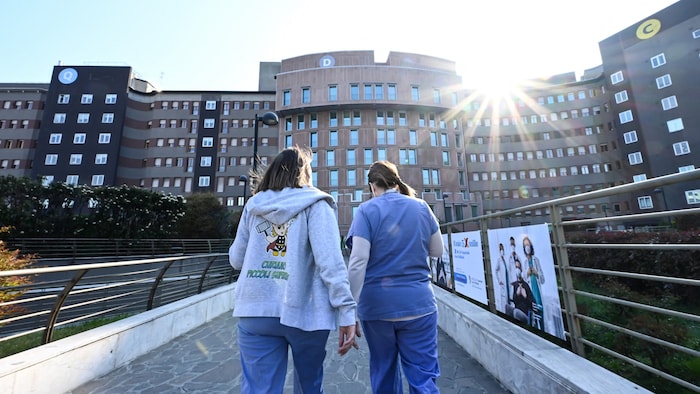 Milano'daki San Raffaele Hastanesi önünde sağlık personeli