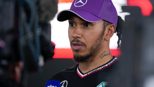 Lewis Hamilton ist stinksauer. (Bild: Copyright 2024 The Associated Press. All rights reserved)