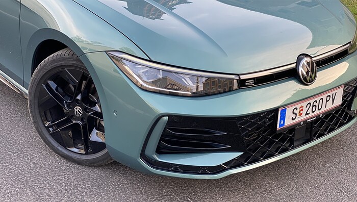 The look of the Passat R-Line is characterized by a lot of plastic, especially at the front.