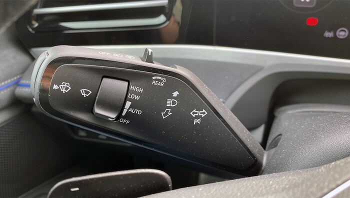 The windshield wiper control has been moved to the blinker lever - impractical!
