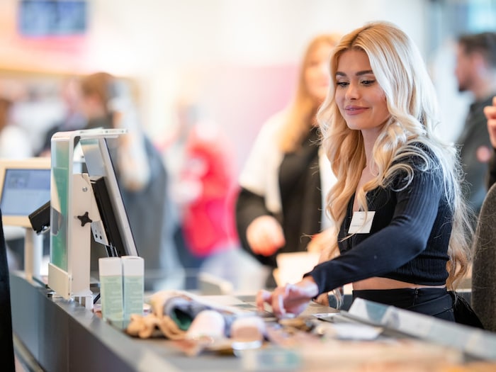 Pamela Reif at the checkout