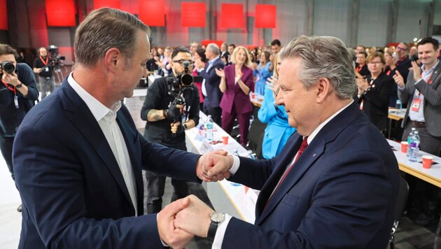 Andreas Babler ve Michael Ludwig Viyana'daki parti konferansında. (Bild: Zwefo)