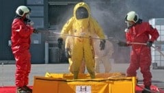 Trainiert wurde mit Schutzanzügen und Atemschutzmasken. (Bild: Feuerwehr Weppersdorf)