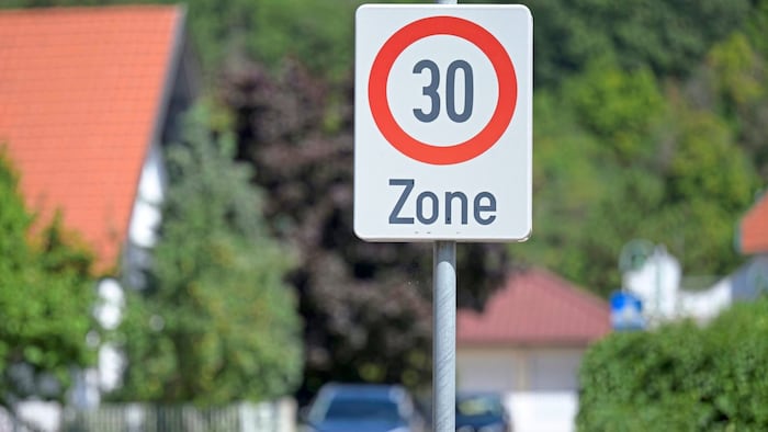 Zonen mit Tempo 30 – so unscheinbar sie aussehen, so viel Leben könnten sie retten.
