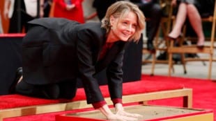 Jodie Foster drückt ihre Hände in den Zement. (Bild: APA/Getty Images via AFP/GETTY IMAGES/Emma McIntyre)