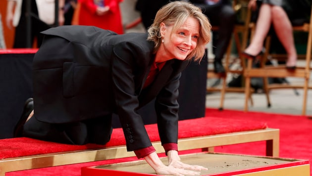 Jodie Foster ellerini çimentoya bastırıyor. (Bild: APA/Getty Images via AFP/GETTY IMAGES/Emma McIntyre)
