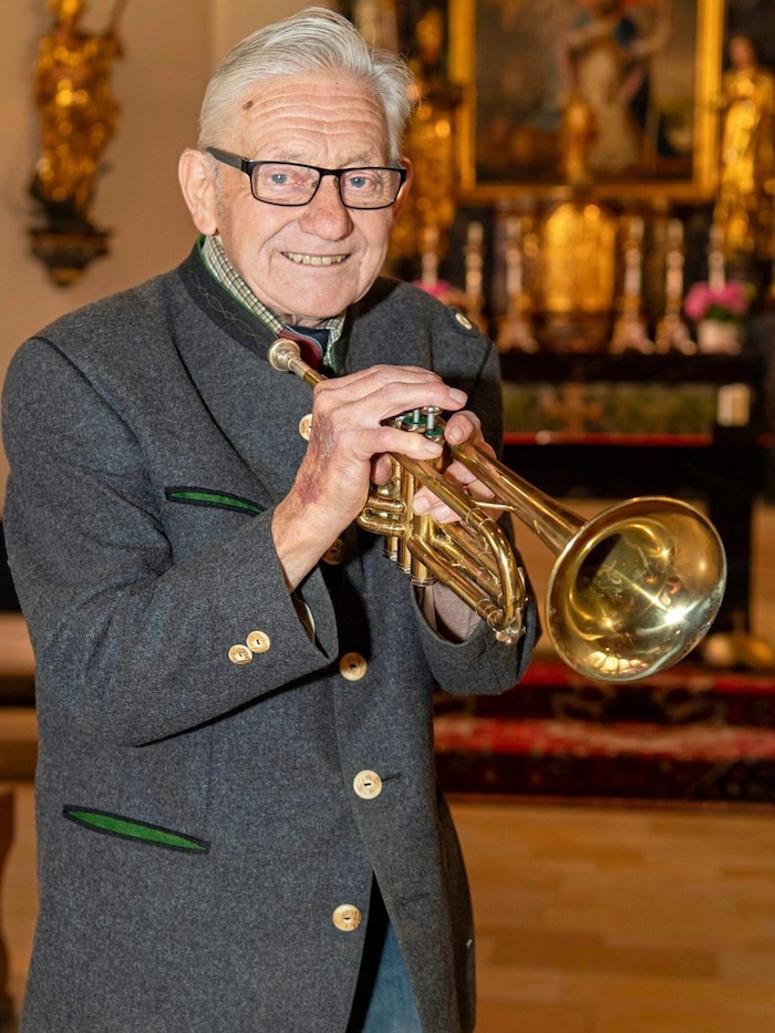 Roland Popatnig learned to play the trumpet at the age of 50. The 89-year-old speaks a total of ...
