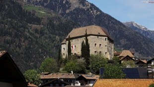Das Schloss Schenna in der Nähe von Meran. Im dortigen Mausoleum hat Erzherzog Johann mit seiner ...