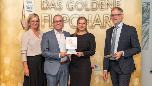 Elfi Schenkel and Thomas Wolfsegger from "Tagen in Österreich" presented the prize to the Sattlers. (Bild: zVg)