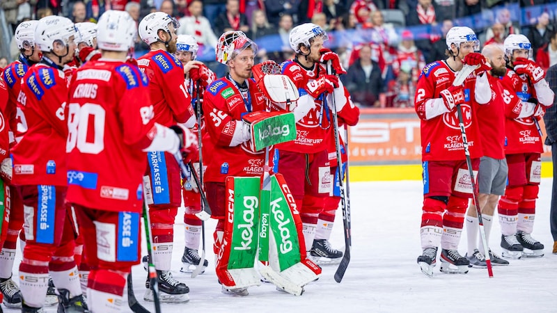 Die KAC-Cracks nach der bitteren 2:6-Niederlage in Spiel sieben gegen Salzburg. (Bild: GEPA pictures)