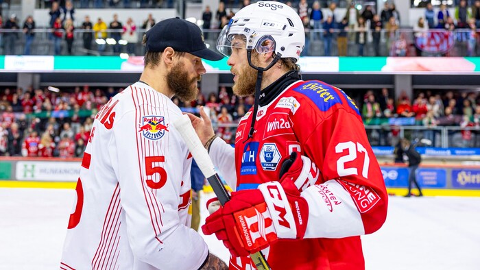 KAC-Kapitän Thomas Hundertpfund gratuliert Salzburgs-MVP Thomas Raffl.