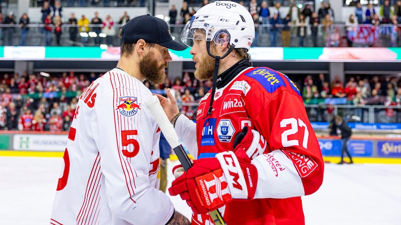 KAC-Kapitän Thomas Hundertpfund gratuliert Salzburgs-MVP Thomas Raffl. (Bild: GEPA pictures)