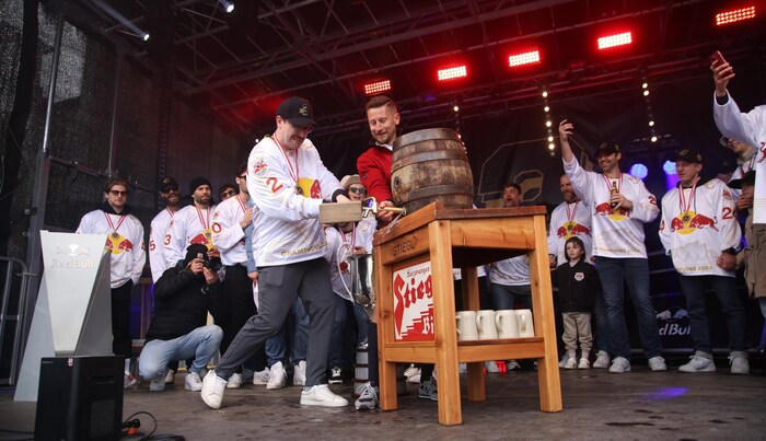 Defender Lewington glänzte beim Bieranstich.