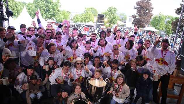 Bulls feierten den Titel-Hattrick mit ihren Fans. (Bild: Tröster Andreas)