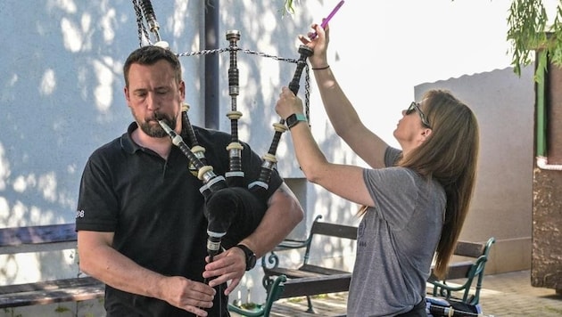 The masterful Irish piper Margret Houlihan gave the Steinbrunn Pipe Major Thomas Torda valuable tips to ensure the band's success in Germany. (Bild: zVg)