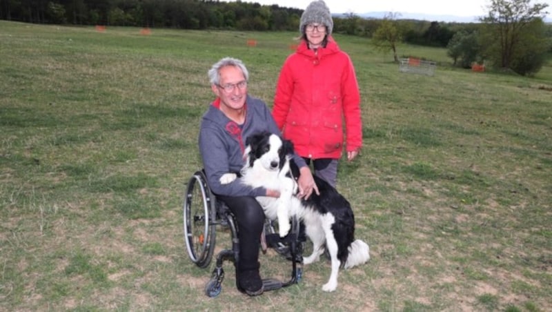 Organisator Günter Stinakovits und Ehefrau Beatrice sind von den Fähigkeiten der klugen Hunde begeistert. (Bild: Judt Reinhard)