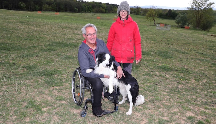 Organisator Günter Stinakovits und Ehefrau Beatrice sind von den Fähigkeiten der klugen Hunde ...