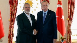 „Friedenssultan“ Erdogan (rechts) mit dem Auslandschef der Hamas (Bild: AP)